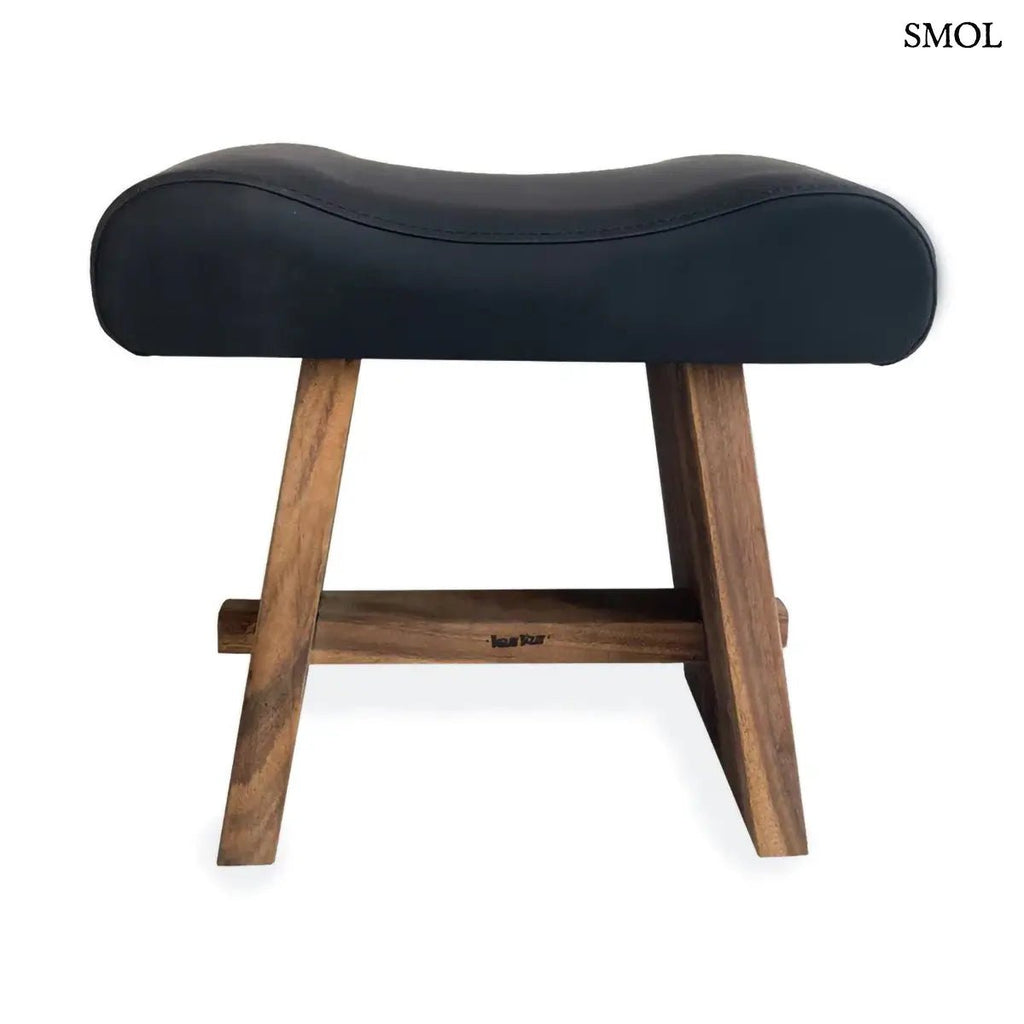 Rusztikus Suar fa ülőke fekete bőrüléssel és trópusi keményfa lábakkal modern, natúr stílusban, szemből
