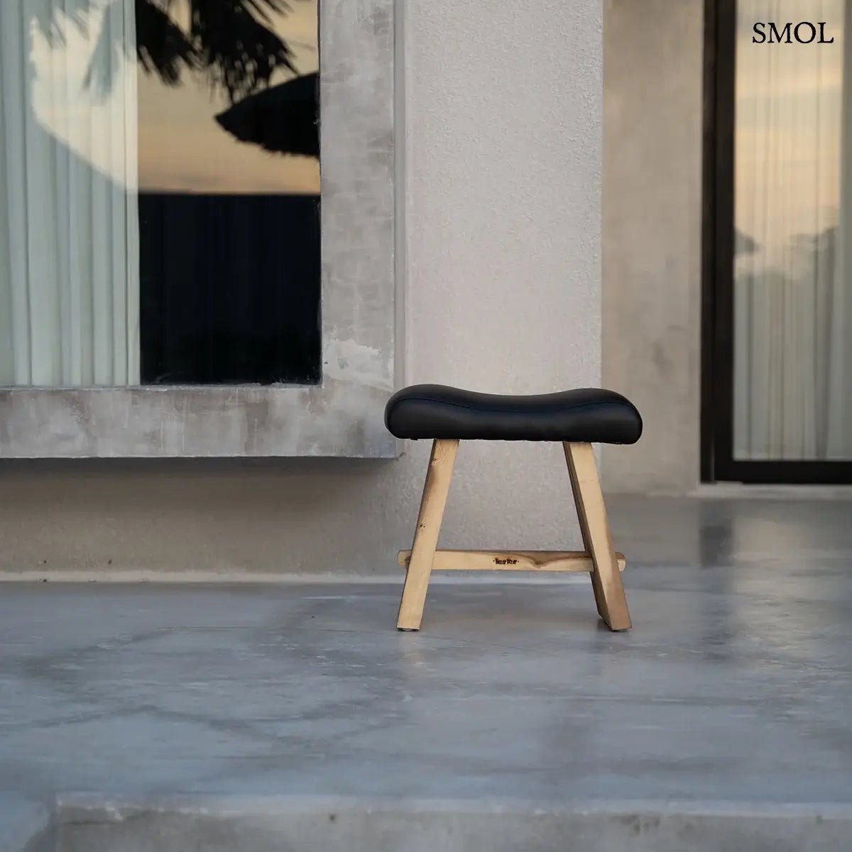 Rusztikus Suar fa ülőke fekete bőrüléssel és trópusi keményfa lábakkal modern, natúr stílusban, teraszon