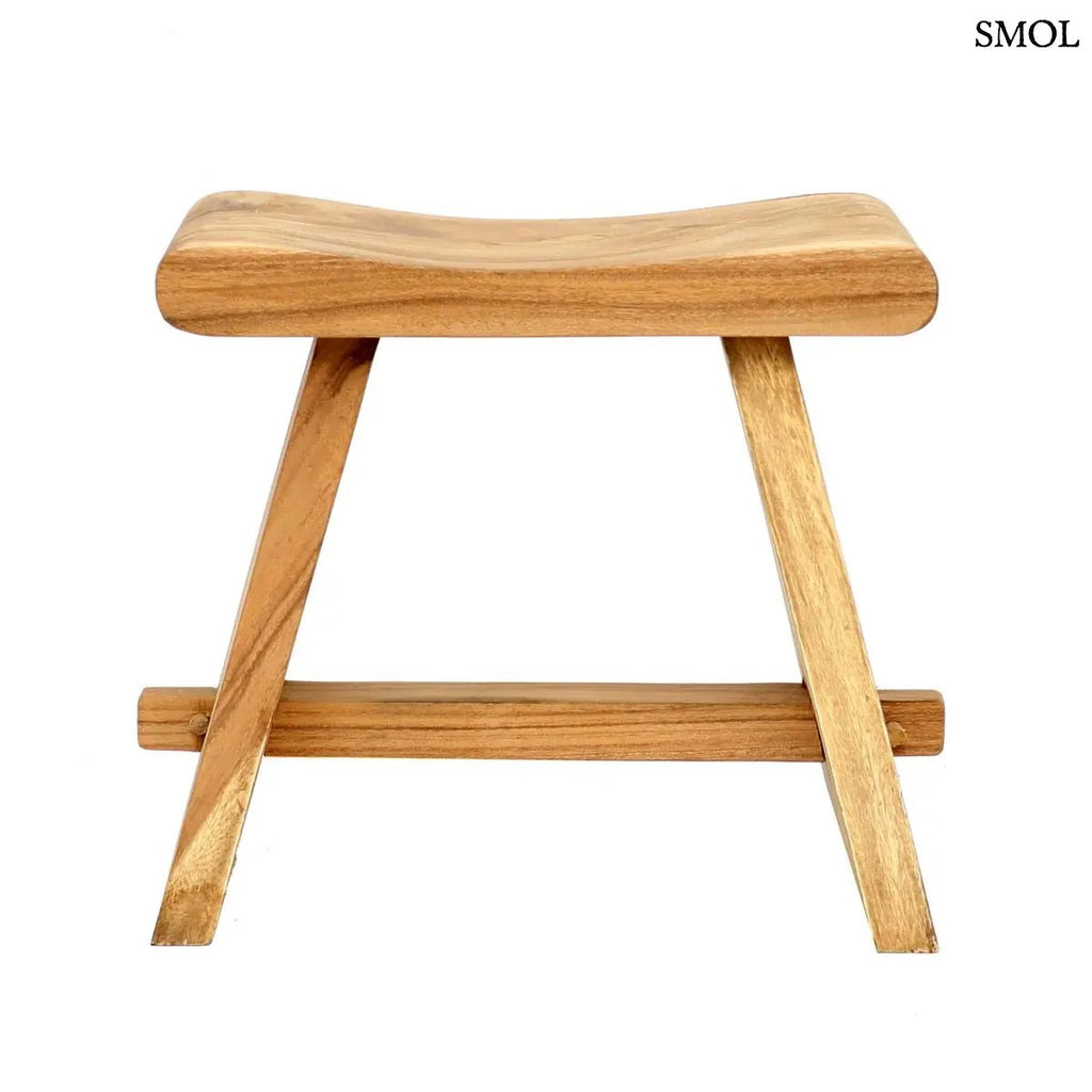 Ívelt ülőfelületű, tömör suar fából készült ülőke japán stílusban, szemből, fehér háttérrel