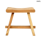 Ívelt ülőfelületű, tömör suar fából készült ülőke japán stílusban, szemből, fehér háttérrel