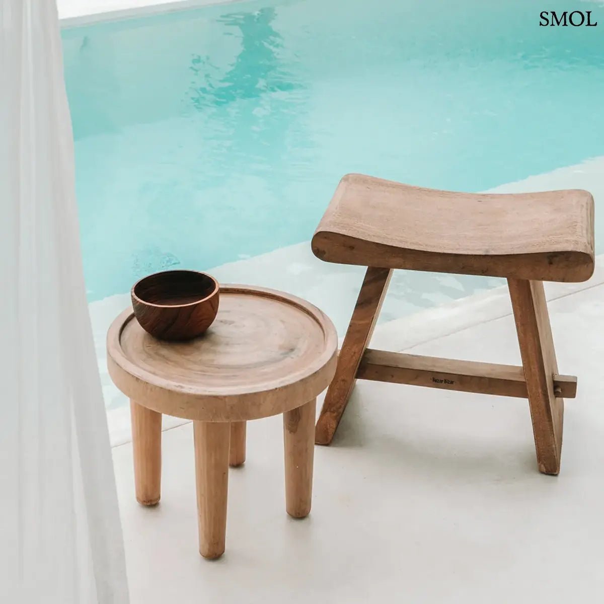 Ívelt ülőfelületű, tömör suar fából készült ülőke japán stílusban, medencénél