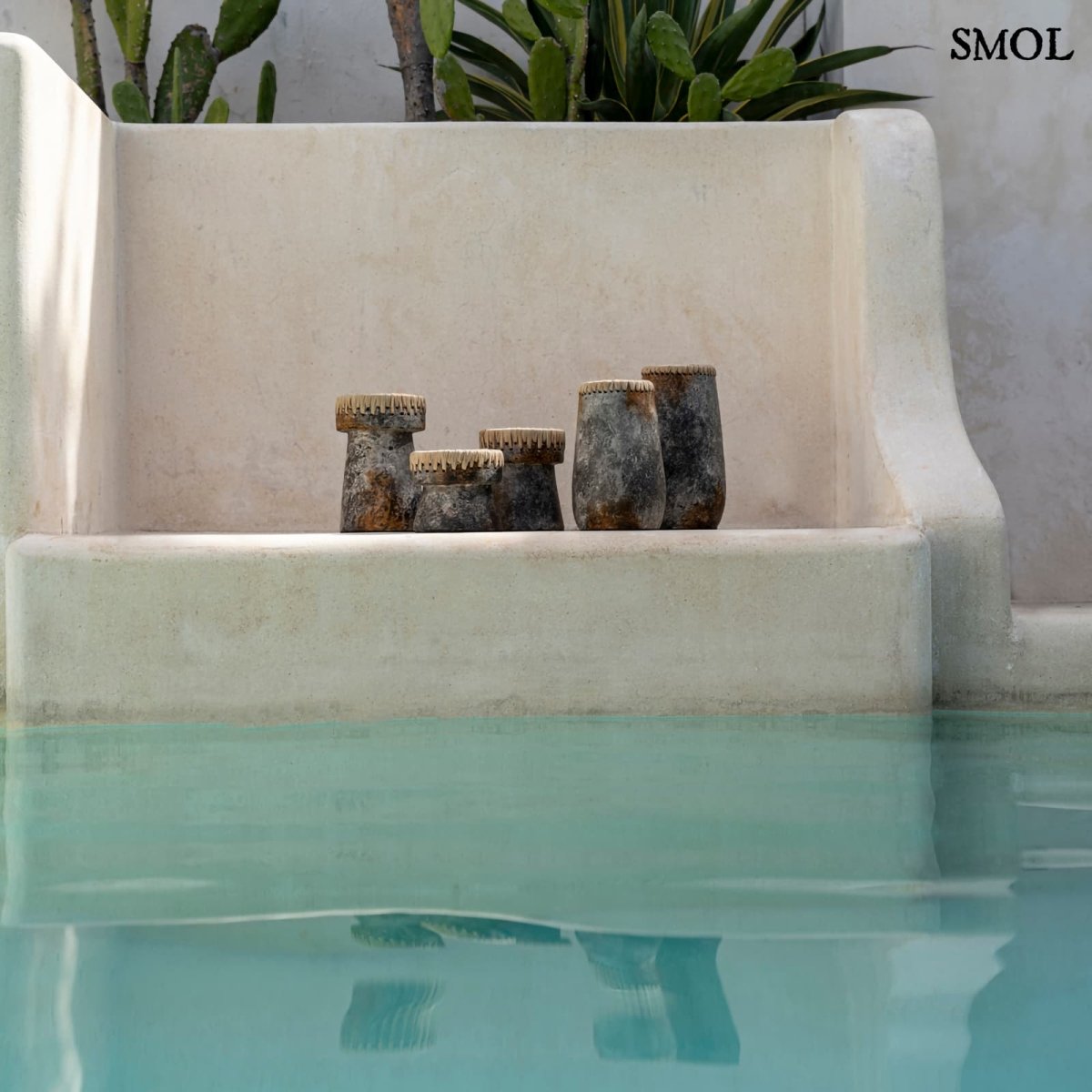 Váza - antik szürke, terrakotta, raffiával, 26 cm | SNEAKY - SMOL