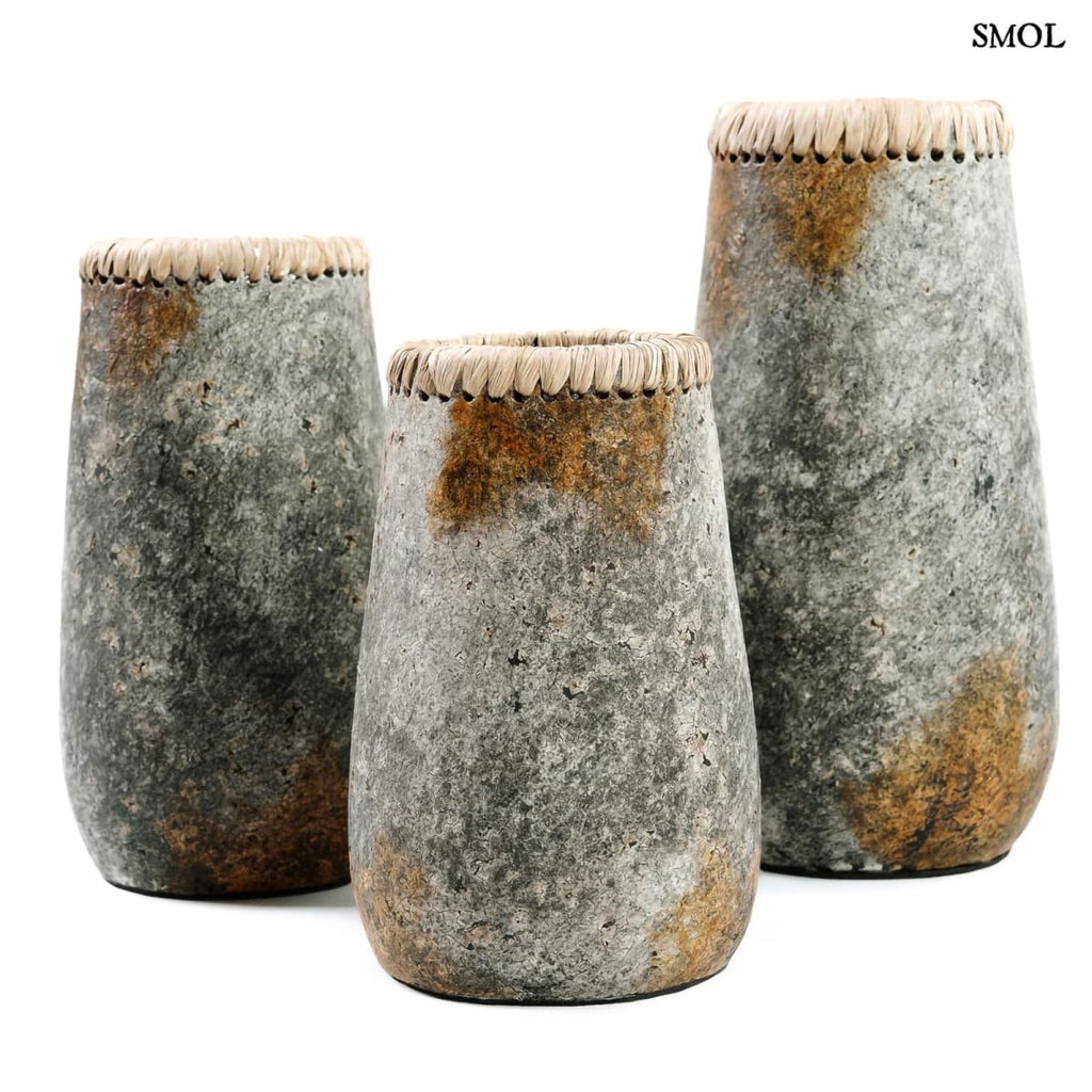 Váza - antik szürke, terrakotta, raffiával, 26 cm | SNEAKY - SMOL