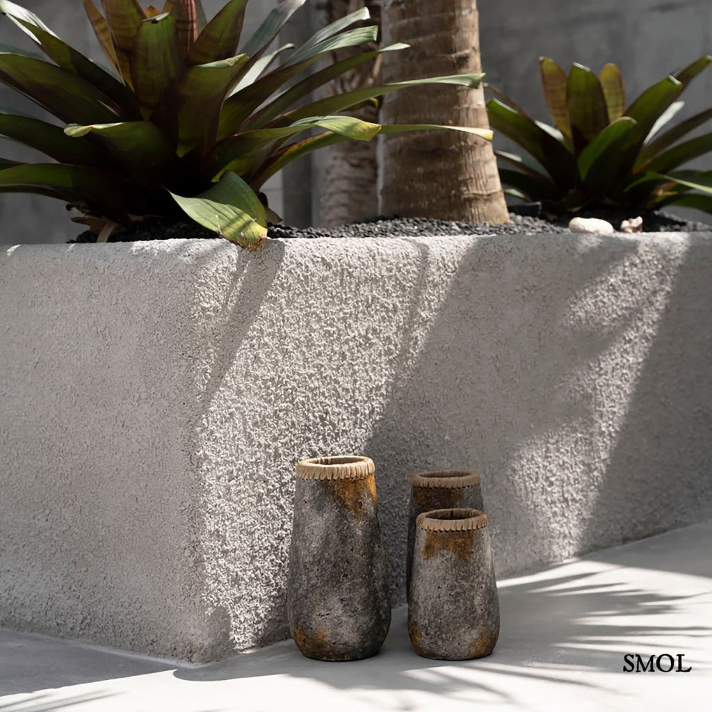 Váza - antik szürke, terrakotta, raffiával, 26 cm | SNEAKY - SMOL