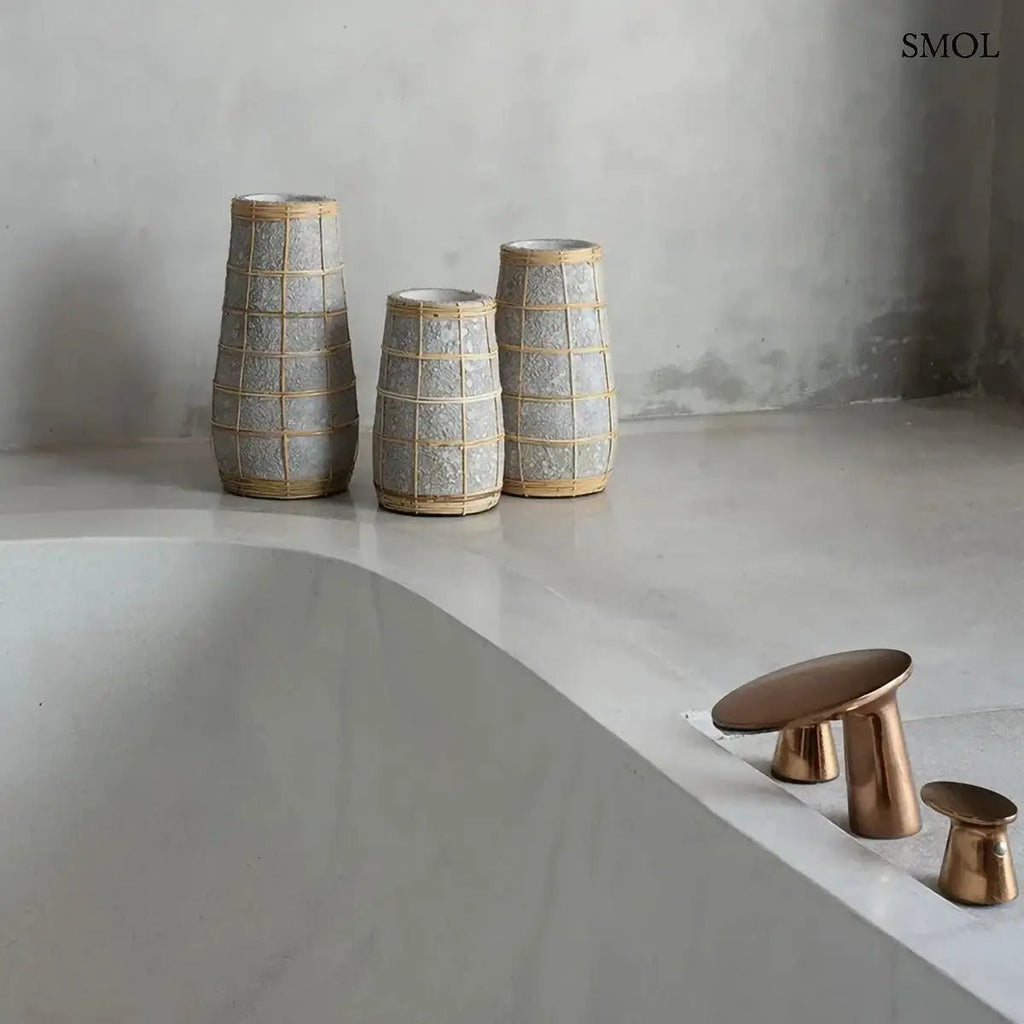 Beton hatású terrakotta váza természetes rattan fonattal, három méretben