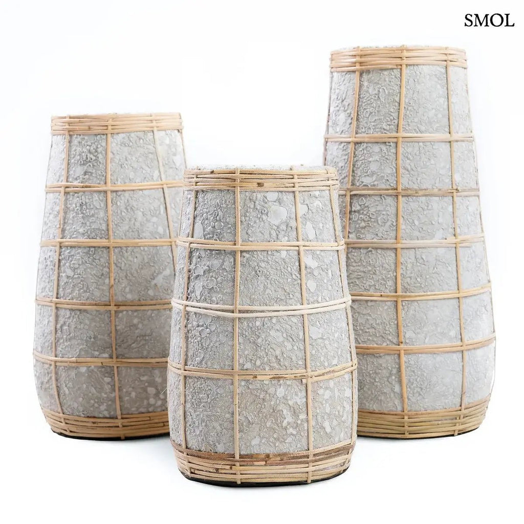 Beton hatású terrakotta váza természetes rattan fonattal, oldalról