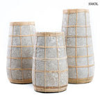 Beton hatású terrakotta váza természetes rattan fonattal, oldalról