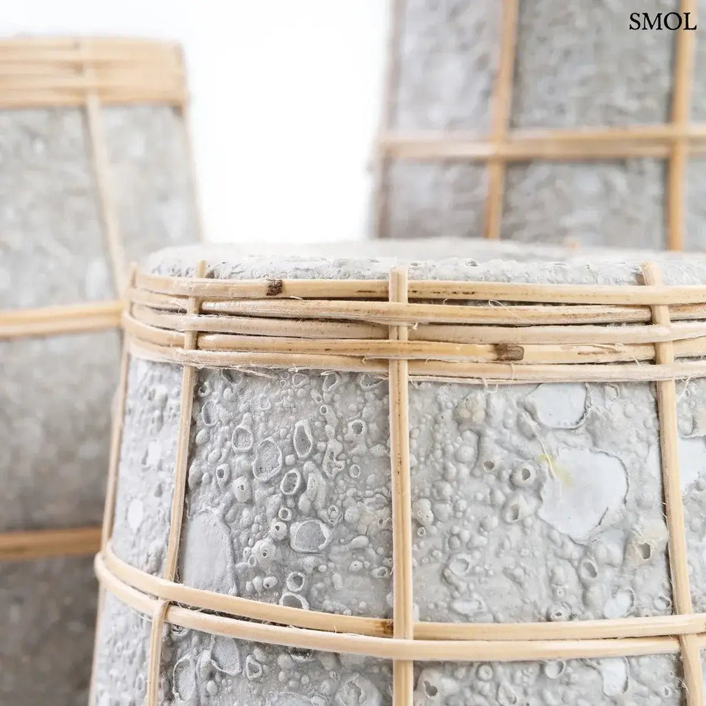 Beton hatású terrakotta váza természetes rattan fonattal, rattan nagyítva