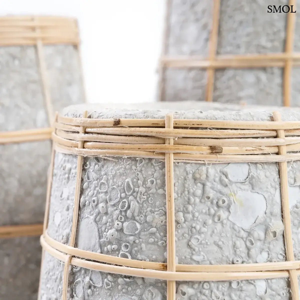 Beton hatású terrakotta váza természetes rattan fonattal, rattan nagyítva