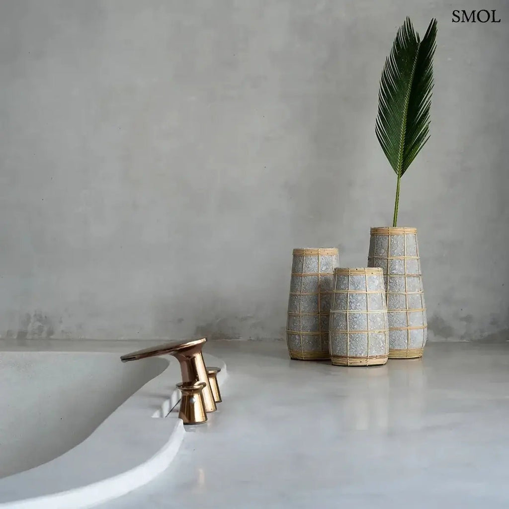 Beton hatású terrakotta váza természetes rattan fonattal, levéllel