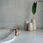 Beton hatású terrakotta váza természetes rattan fonattal, levéllel