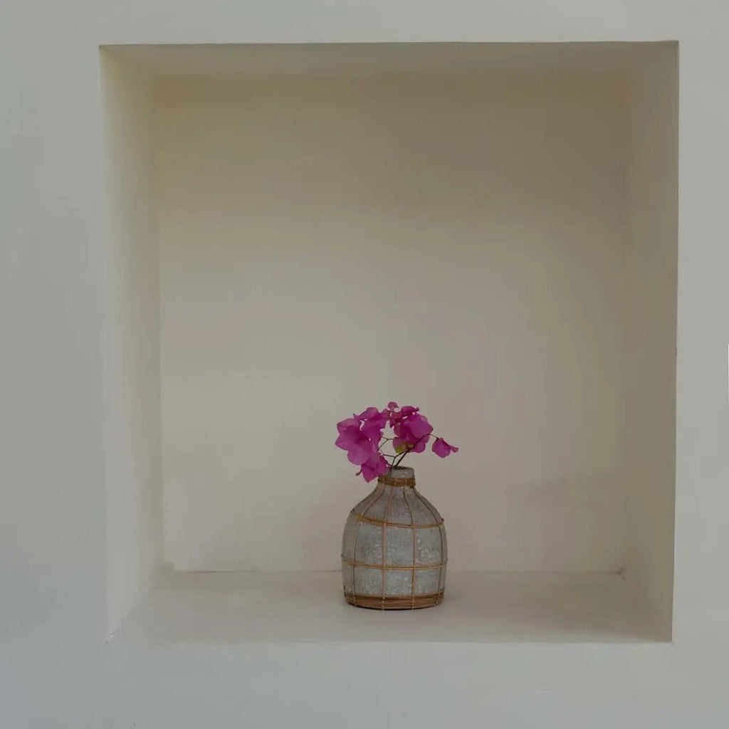 Natúr beton hatású terrakotta váza világos rattan fonattal díszítve, szárazvirágokhoz, virággal