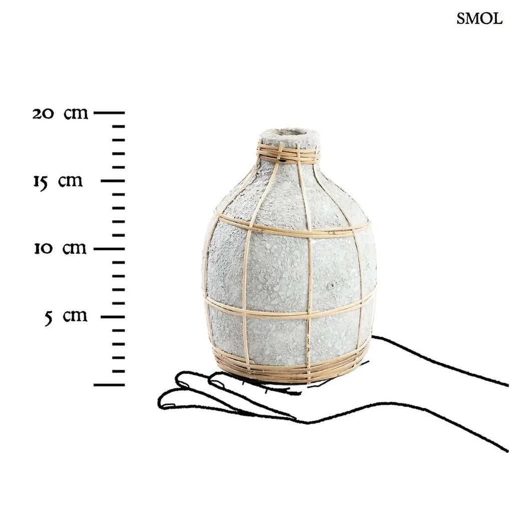 Natúr beton hatású terrakotta váza világos rattan fonattal díszítve, szárazvirágokhoz, méretarányosan