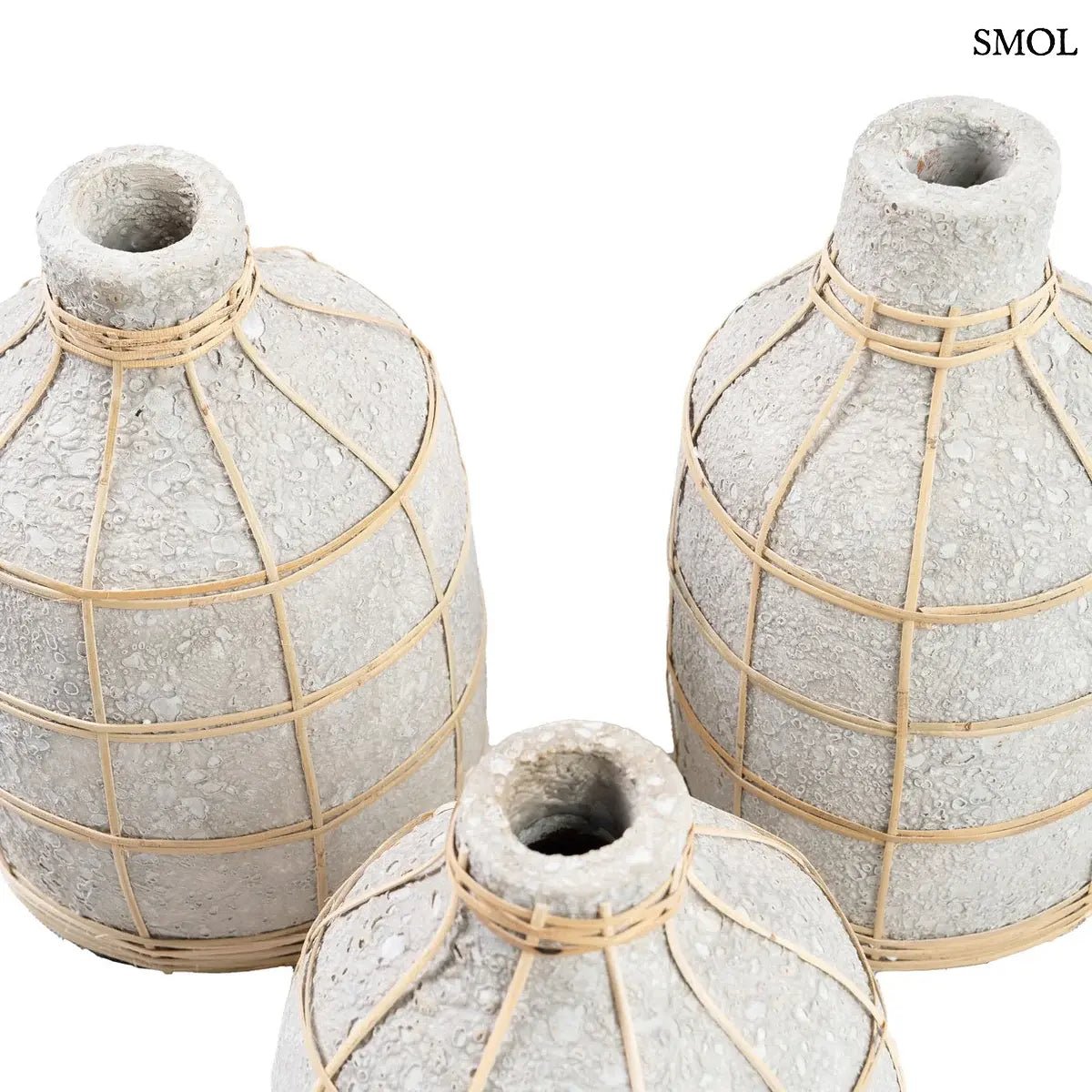 Natúr beton hatású terrakotta váza világos rattan fonattal díszítve, szárazvirágokhoz, felülről