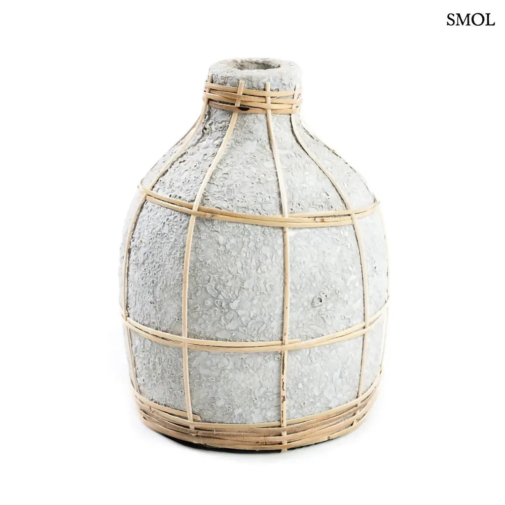 Natúr beton hatású terrakotta váza világos rattan fonattal díszítve, szárazvirágokhoz, fehér háttérrel