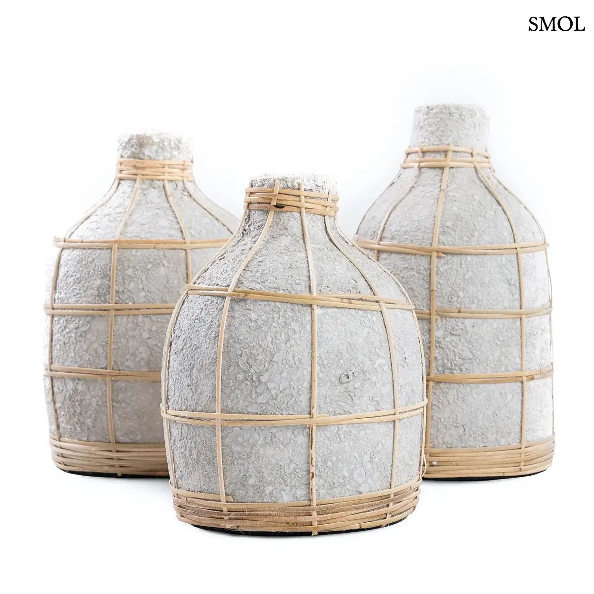 Natúr beton hatású terrakotta váza világos rattan fonattal díszítve, szárazvirágokhoz, oldalról