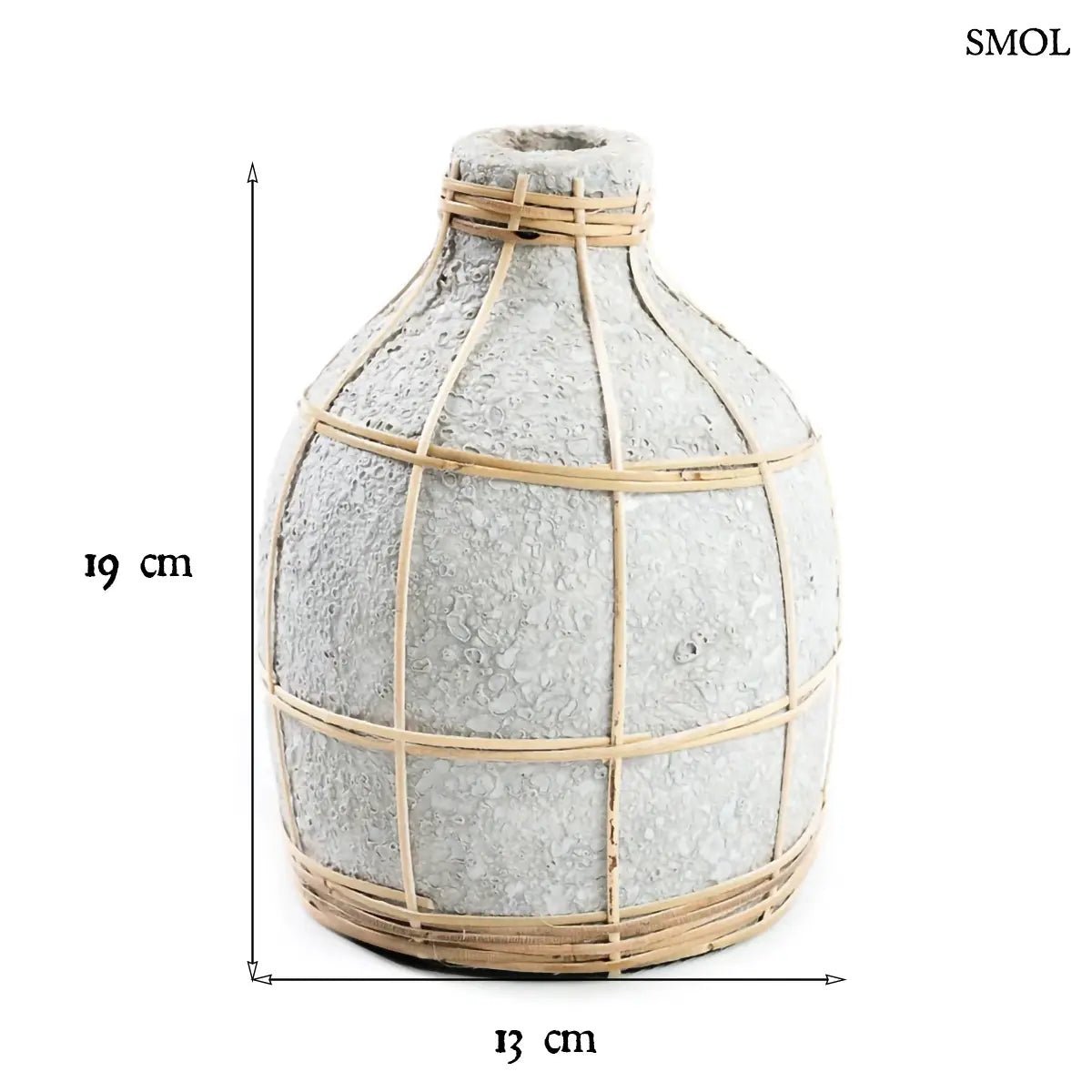 Natúr beton hatású terrakotta váza világos rattan fonattal díszítve, szárazvirágokhoz, méretekkel