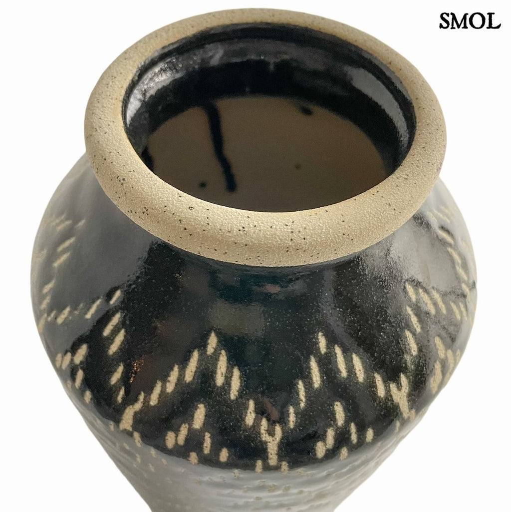 ASTON - fekete-fehér kerámia váza – 28,5 cm - smol.hu - pereme nagyítva