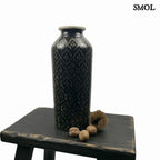 Váza - fekete-fehér, kerámia,  36 cm | ELVAS - smol.hu - termésekkel, fekete kisasztalon