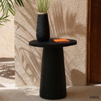 Modern fekete terrakotta váza natúr raffia peremmel, henger alakú kézműves lakásdekoráció egzotikus és minimál stílusú terekbe,  fekete asztalon, növényekkel