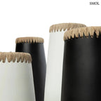 Modern fekete terrakotta váza natúr raffia peremmel, henger alakú kézműves lakásdekoráció egzotikus és minimál stílusú terekbe, oldalról nagyítva