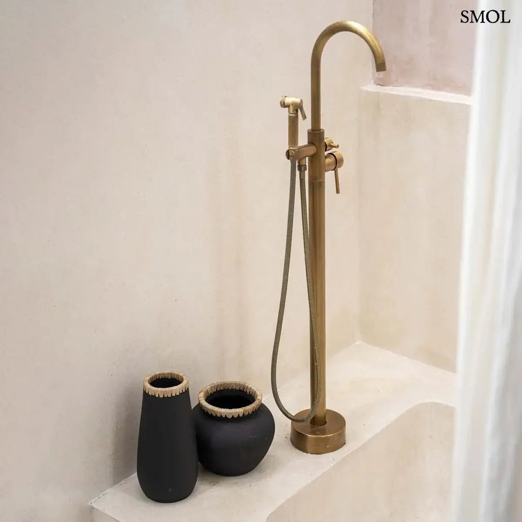 Modern fekete terrakotta váza natúr raffia peremmel, henger alakú kézműves lakásdekoráció egzotikus és minimál stílusú terekbe, fürdőszobában, másik vázával