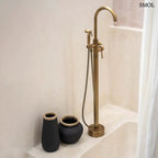 Modern fekete terrakotta váza natúr raffia peremmel, henger alakú kézműves lakásdekoráció egzotikus és minimál stílusú terekbe, fürdőszobában, másik vázával