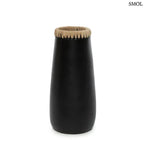 Modern fekete terrakotta váza natúr raffia peremmel, henger alakú kézműves lakásdekoráció egzotikus és minimál stílusú terekbe, fehér háttérrel