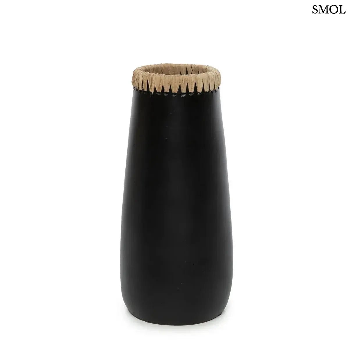 Modern fekete terrakotta váza natúr raffia peremmel, henger alakú kézműves lakásdekoráció egzotikus és minimál stílusú terekbe, fehér háttérrel