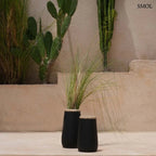 Modern fekete terrakotta váza natúr raffia peremmel, henger alakú kézműves lakásdekoráció egzotikus és minimál stílusú terekbe, két méretben, teraszon