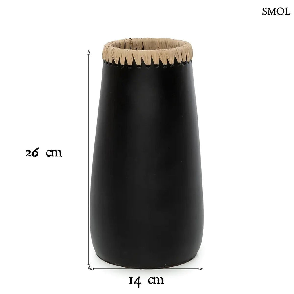 Fekete-natúr terrakotta váza felső részén fonott raffia díszítéssel, kézműves indonéz kerámia dekoráció, méretekkel