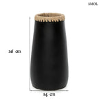 Fekete-natúr terrakotta váza felső részén fonott raffia díszítéssel, kézműves indonéz kerámia dekoráció, méretekkel