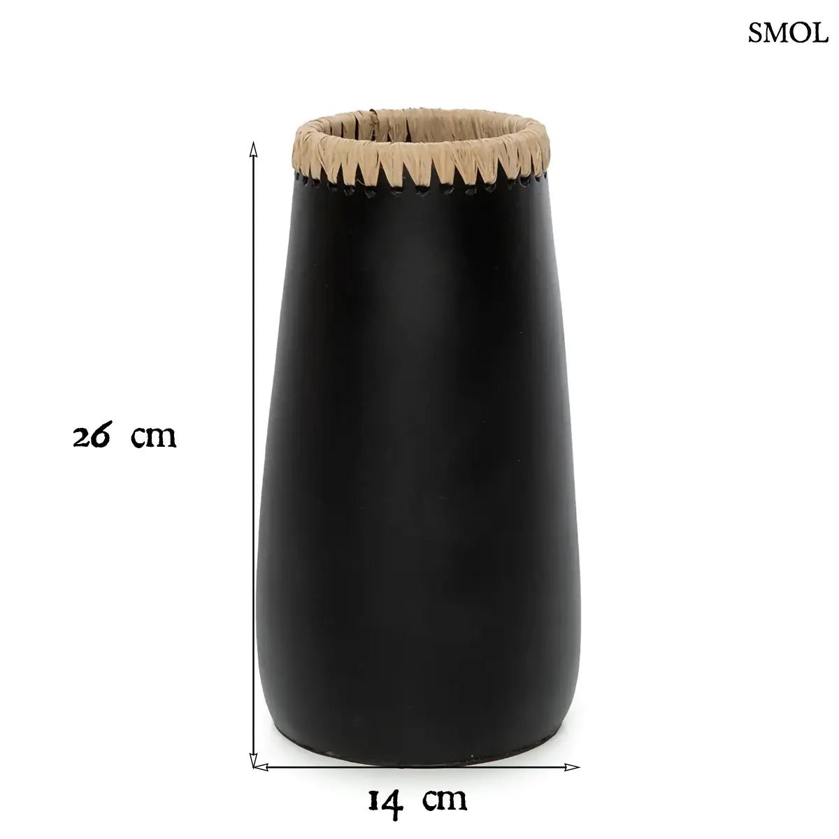 Fekete-natúr terrakotta váza felső részén fonott raffia díszítéssel, kézműves indonéz kerámia dekoráció, méretekkel