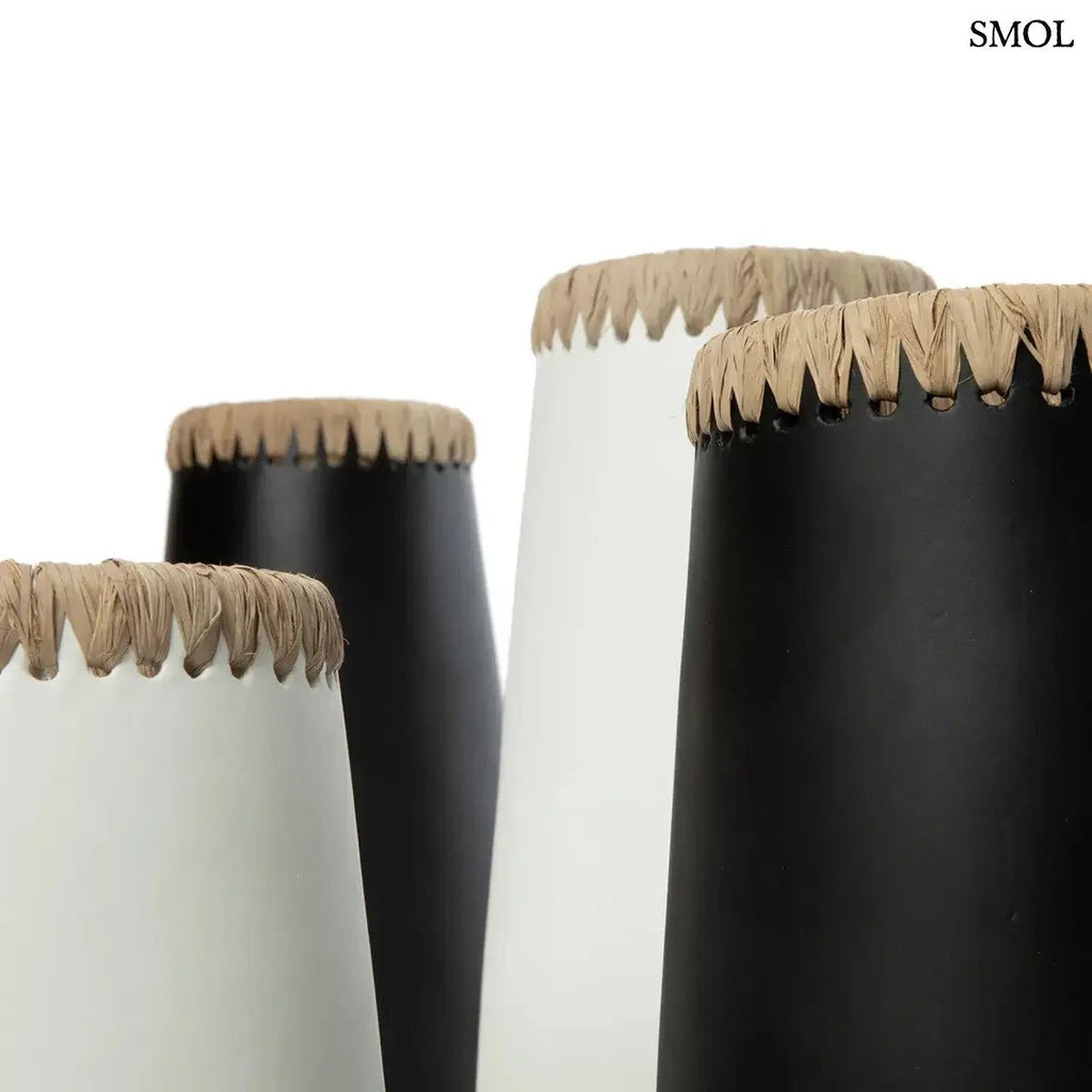 Fekete-natúr terrakotta váza felső részén fonott raffia díszítéssel, kézműves indonéz kerámia dekoráció, több színben, oldalról