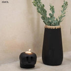 Fekete-natúr terrakotta váza felső részén fonott raffia díszítéssel, kézműves indonéz kerámia dekoráció, gyertyatartóval