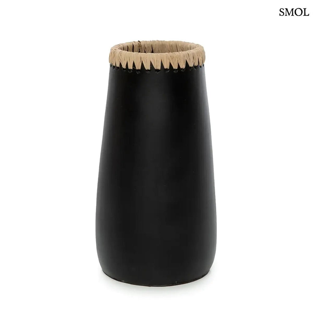 Fekete-natúr terrakotta váza felső részén fonott raffia díszítéssel, kézműves indonéz kerámia dekoráció, fehér háttérrel