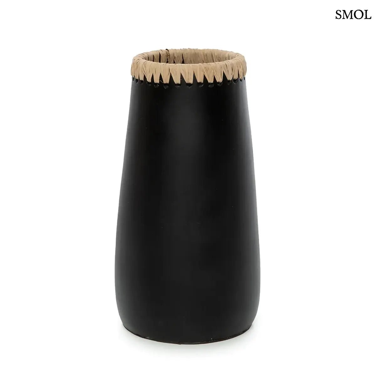 Fekete-natúr terrakotta váza felső részén fonott raffia díszítéssel, kézműves indonéz kerámia dekoráció, fehér háttérrel