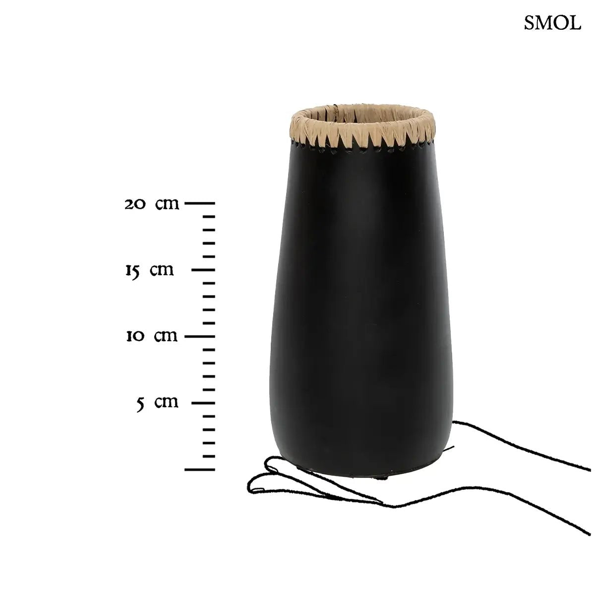 Fekete-natúr terrakotta váza felső részén fonott raffia díszítéssel, kézműves indonéz kerámia dekoráció, méretarányosan