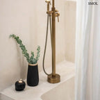 Fekete-natúr terrakotta váza felső részén fonott raffia díszítéssel, kézműves indonéz kerámia dekoráció, fürdőszobában, mécsestartóval