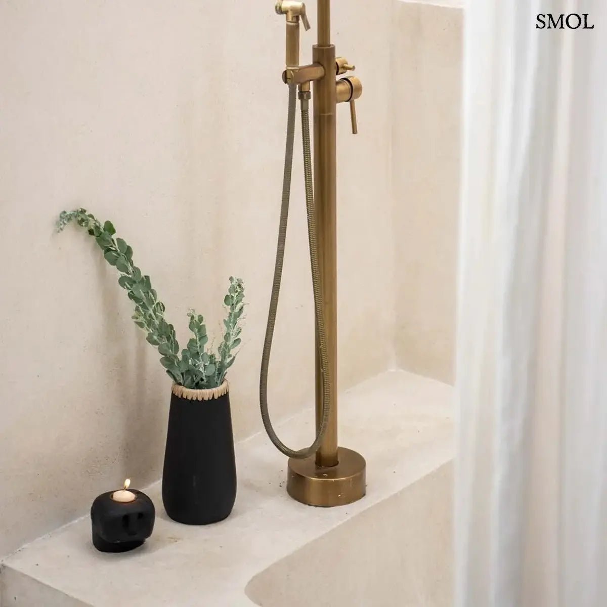 Fekete-natúr terrakotta váza felső részén fonott raffia díszítéssel, kézműves indonéz kerámia dekoráció, fürdőszobában, mécsestartóval