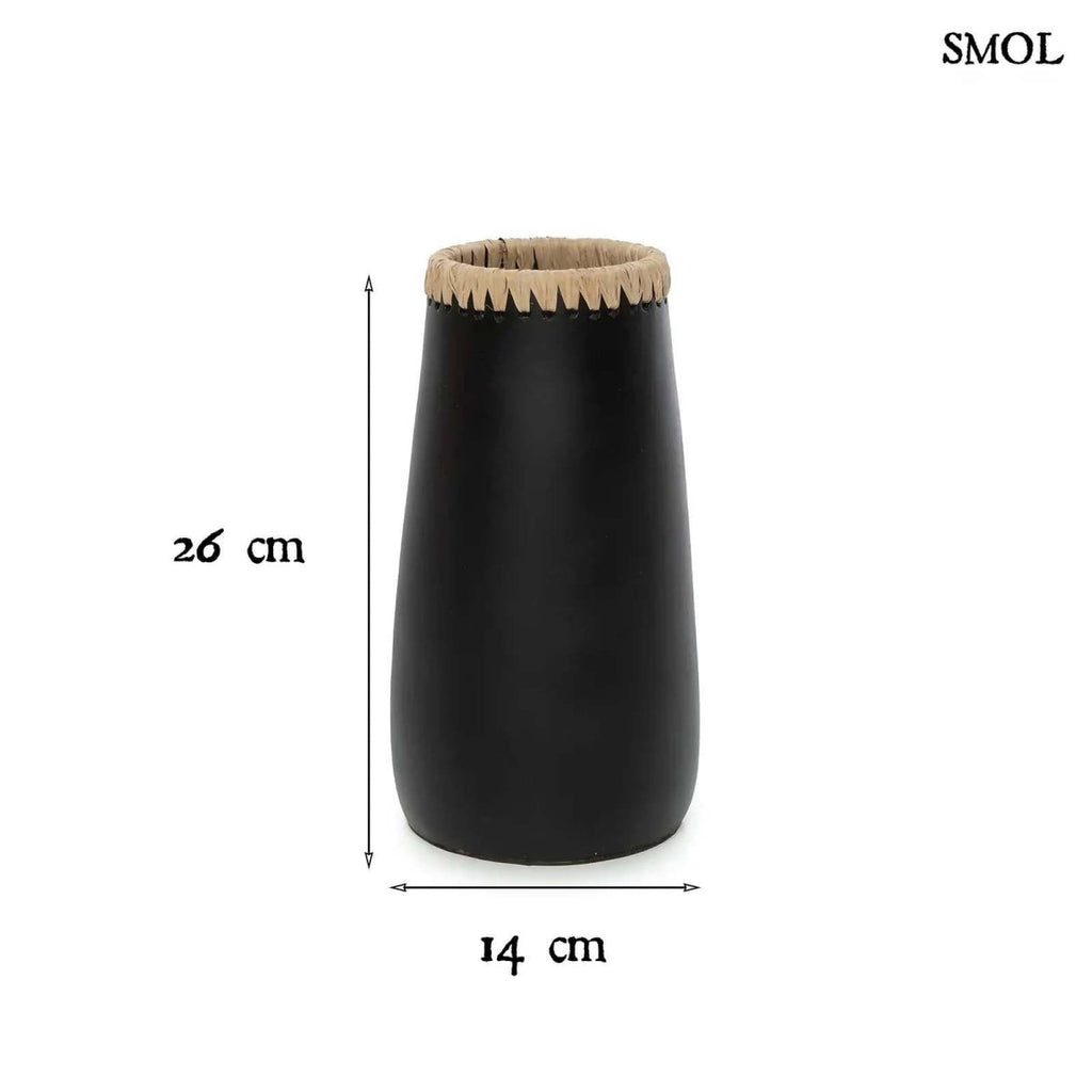 Váza - fekete, terrakotta, raffiával, 26 cm | SNEAKY - SMOL