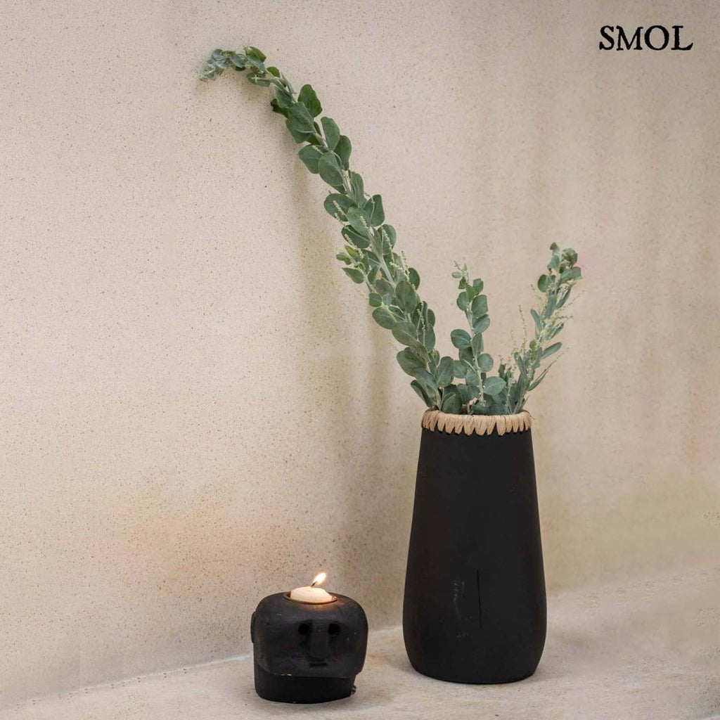 Váza - fekete, terrakotta, raffiával, 26 cm | SNEAKY - SMOL