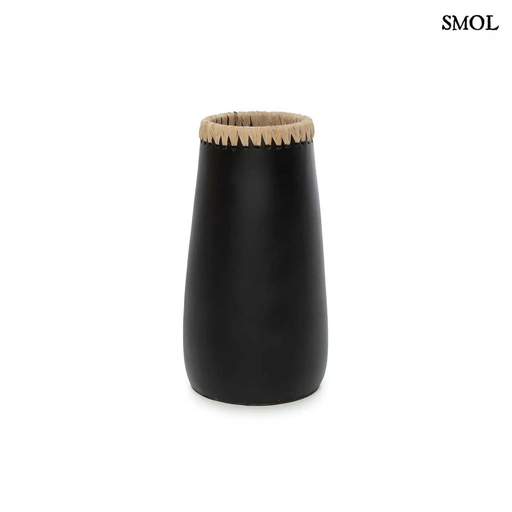 Váza - fekete, terrakotta, raffiával, 26 cm | SNEAKY - SMOL