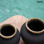 Váza - fekete, terrakotta, raffiával, 29 cm | STAYA - SMOL