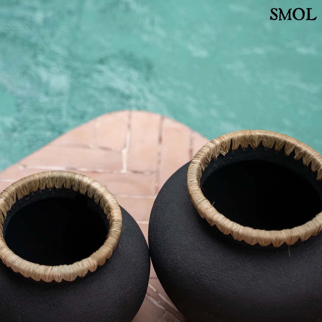 Váza - fekete, terrakotta, raffiával, 29 cm | STAYA - SMOL