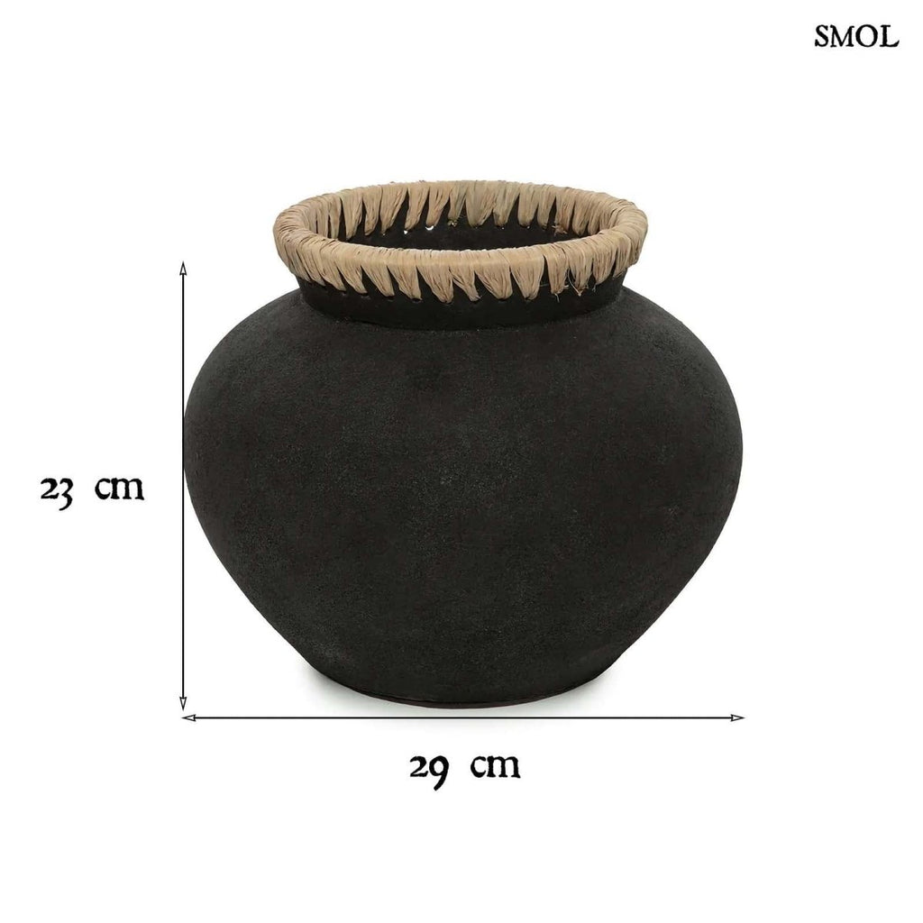 Váza - fekete, terrakotta, raffiával, 29 cm | STAYA - SMOL