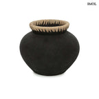 Váza - fekete, terrakotta, raffiával, 29 cm | STAYA - SMOL