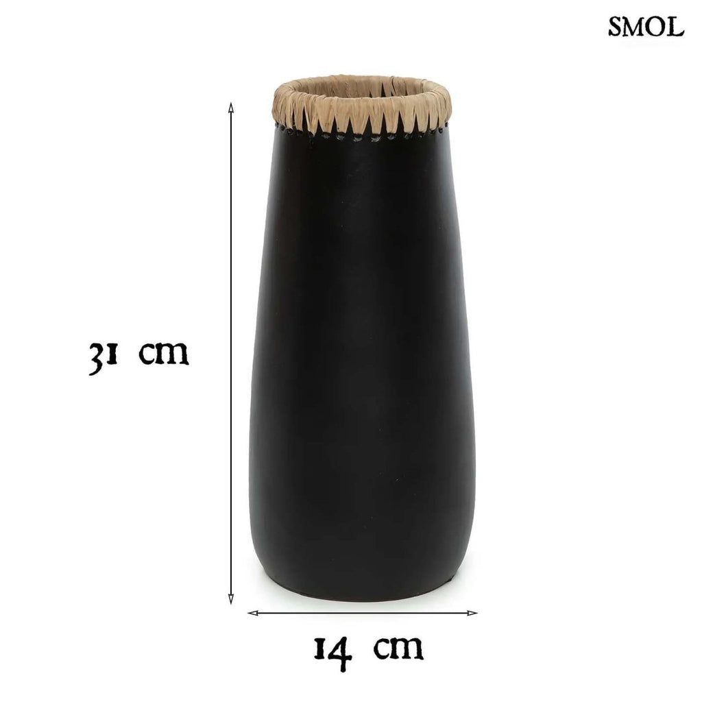 Váza - fekete, terrakotta, raffiával, 31 cm | SNIKA - SMOL