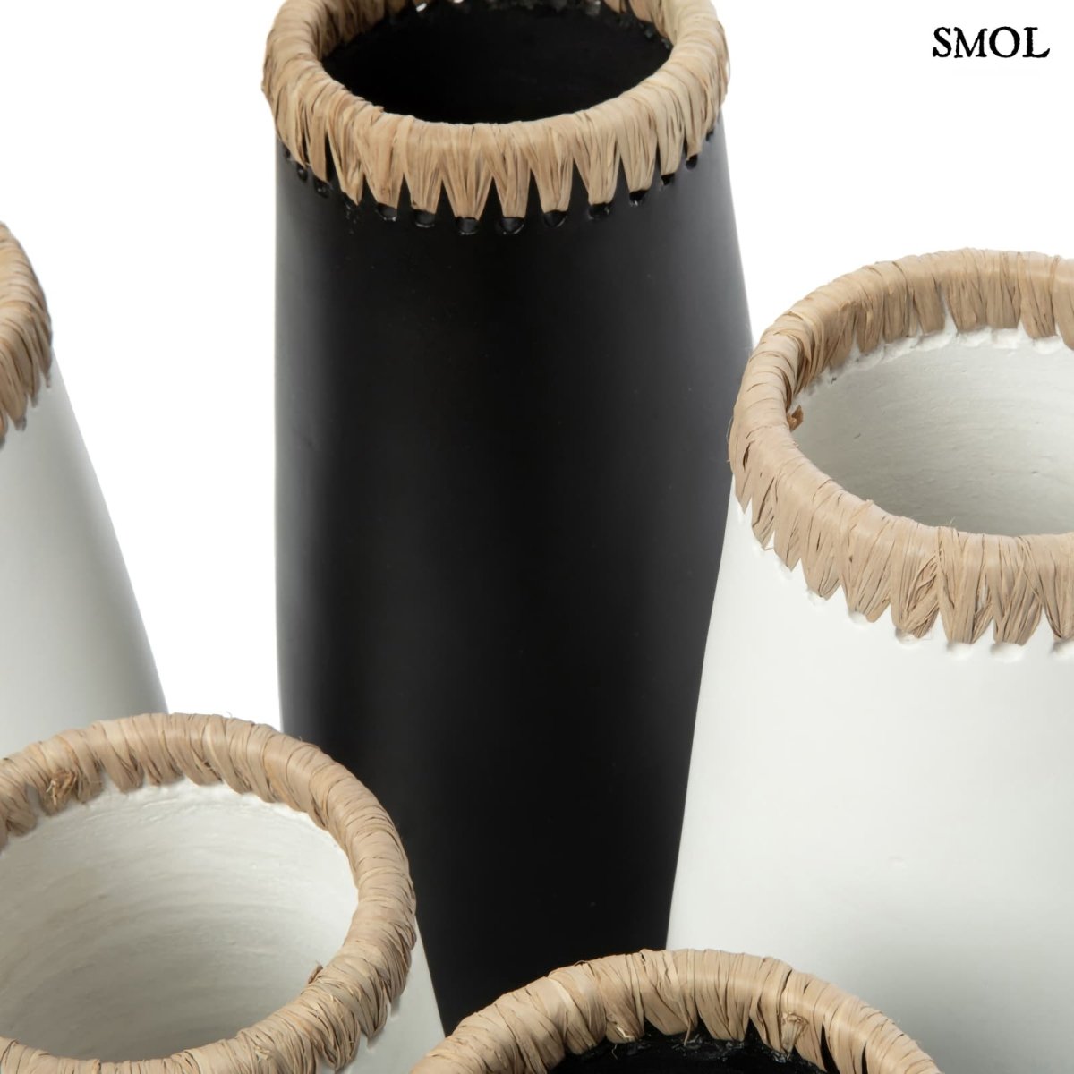 Váza - fekete, terrakotta, raffiával, 31 cm | SNIKA - SMOL