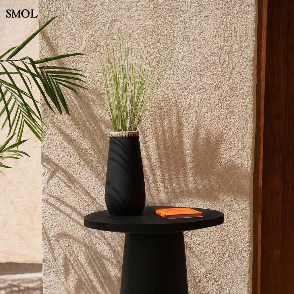 Váza - fekete, terrakotta, raffiával, 31 cm | SNIKA - SMOL